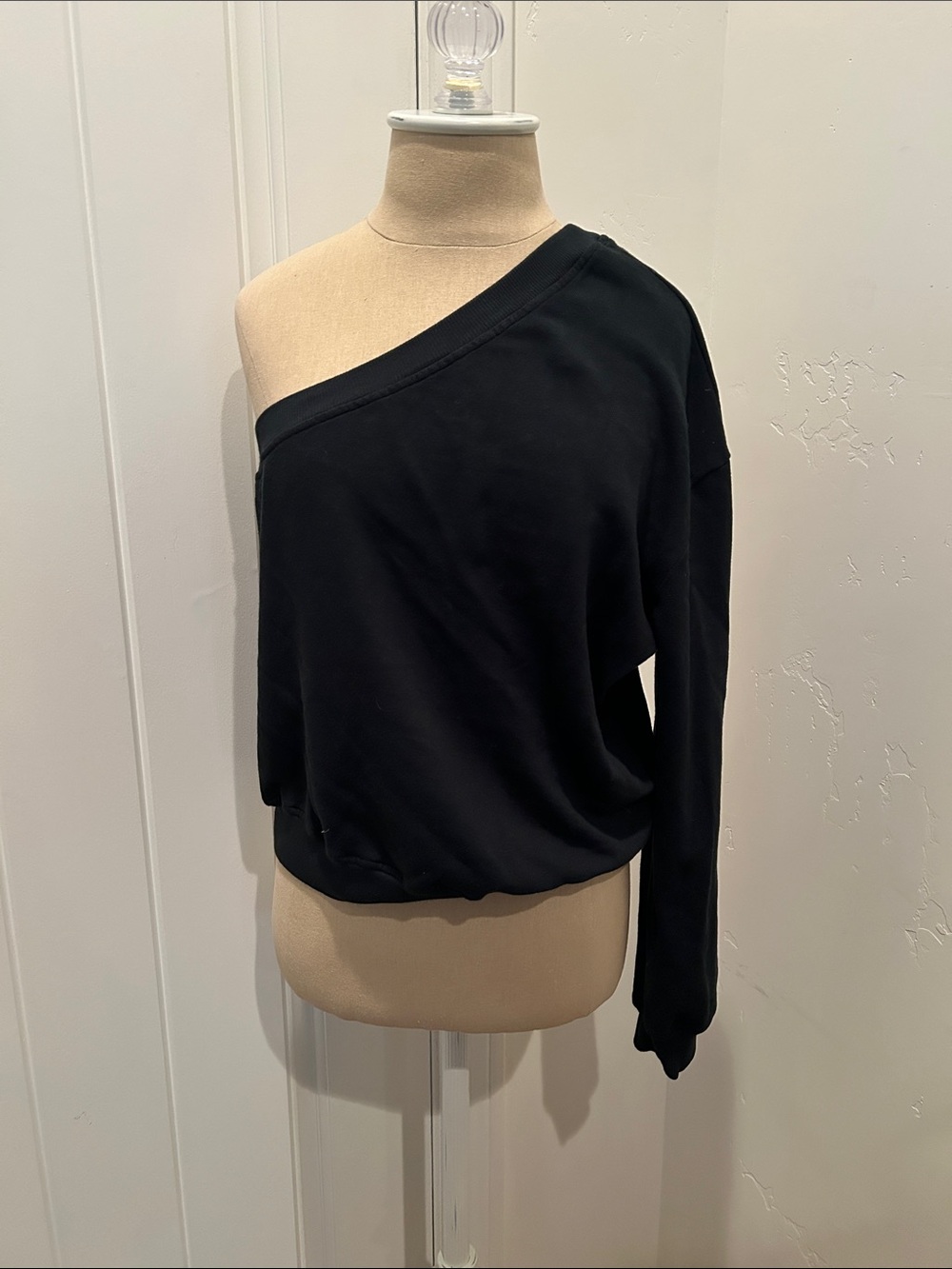 the lady & the sailor One-Shoulder Black Sweatshirt